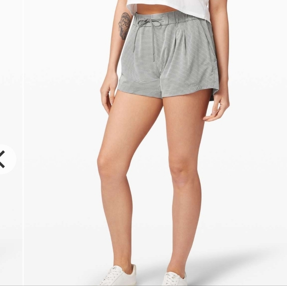 Lululemon Stroll At Sundown Shorts, Size 6